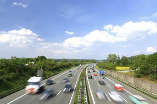 高速道路を行き交う自動車